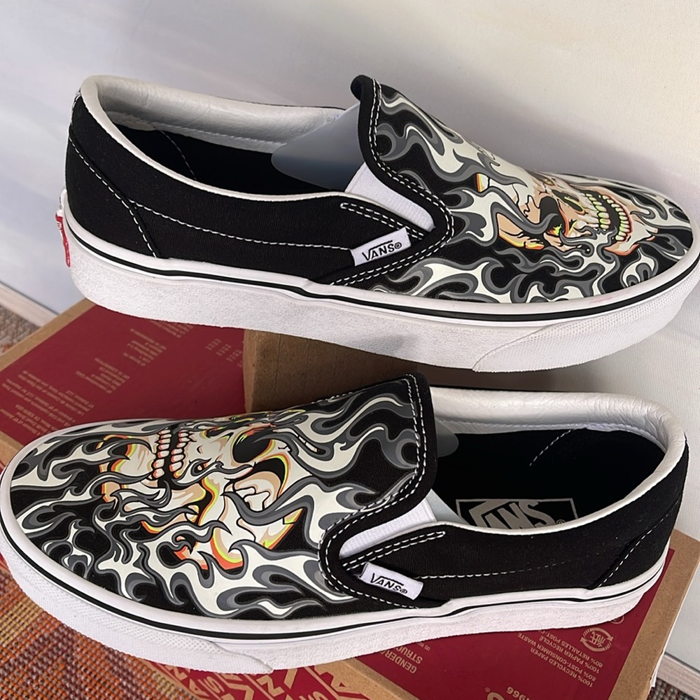 Vans Men’s Classic Slip-On
Flame Skull Black/True White 
VN0009Q7BMX
Sneakers - Picture 11 of 16